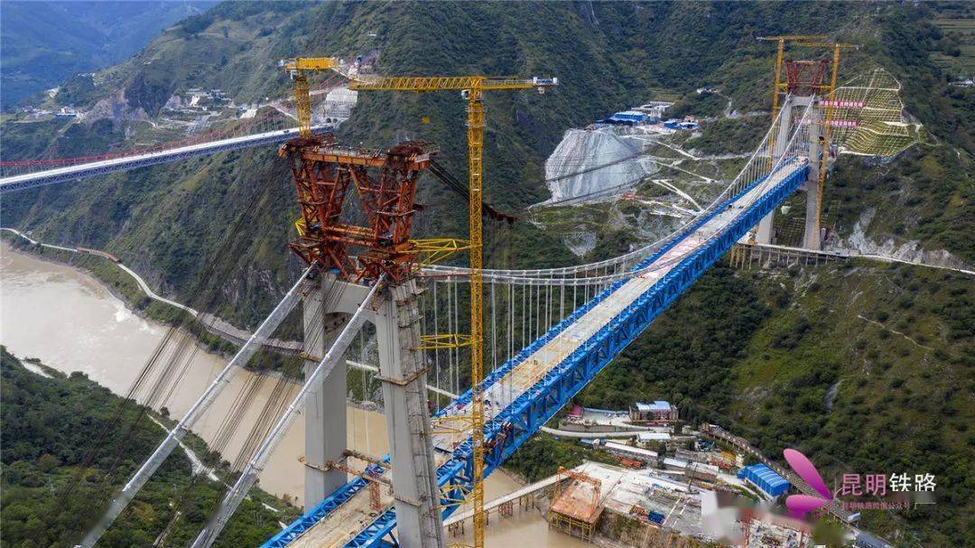 世界首座大跨度铁路专用悬索桥——丽香铁路金沙江特大桥钢梁合龙