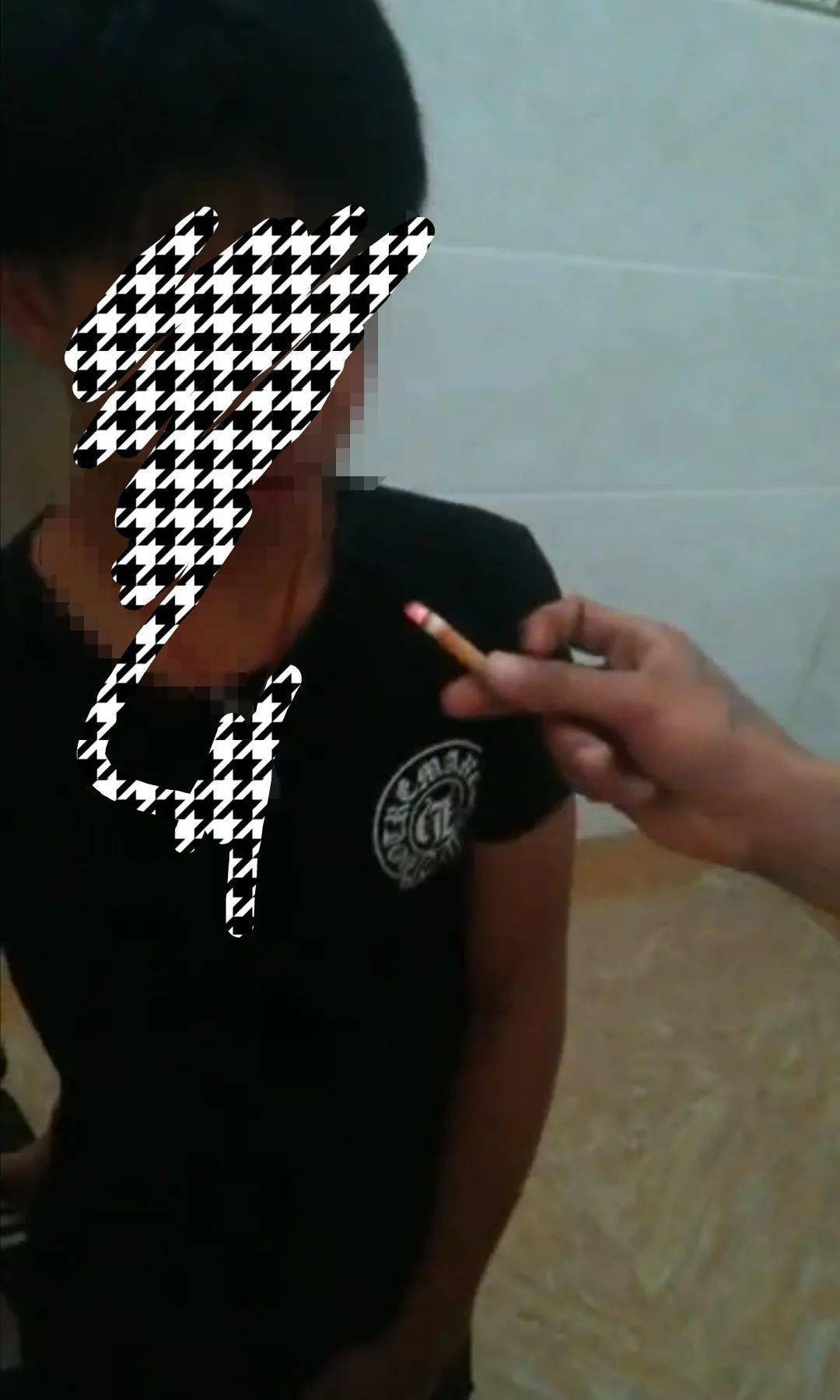 容县花臂男木屐鞋抽打,带火烟蒂扔他人口中……凌晨已落网!