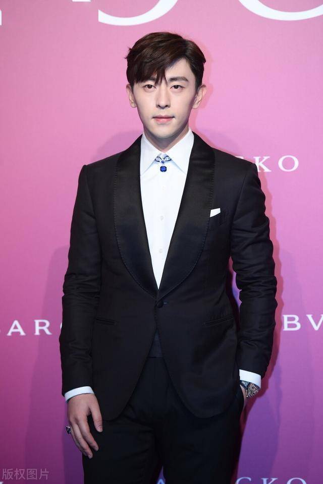 伴郎专业户邓伦一袭西装现身活动举止投足间尽显绅士风度