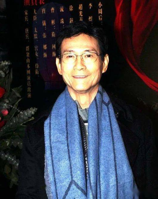 郑少秋的穿衣风格真潇洒将英伦范风衣穿出内敛儒雅的贵族腔