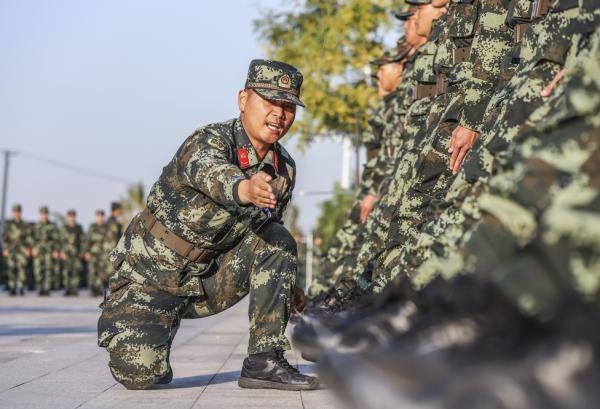 图为新训班长张