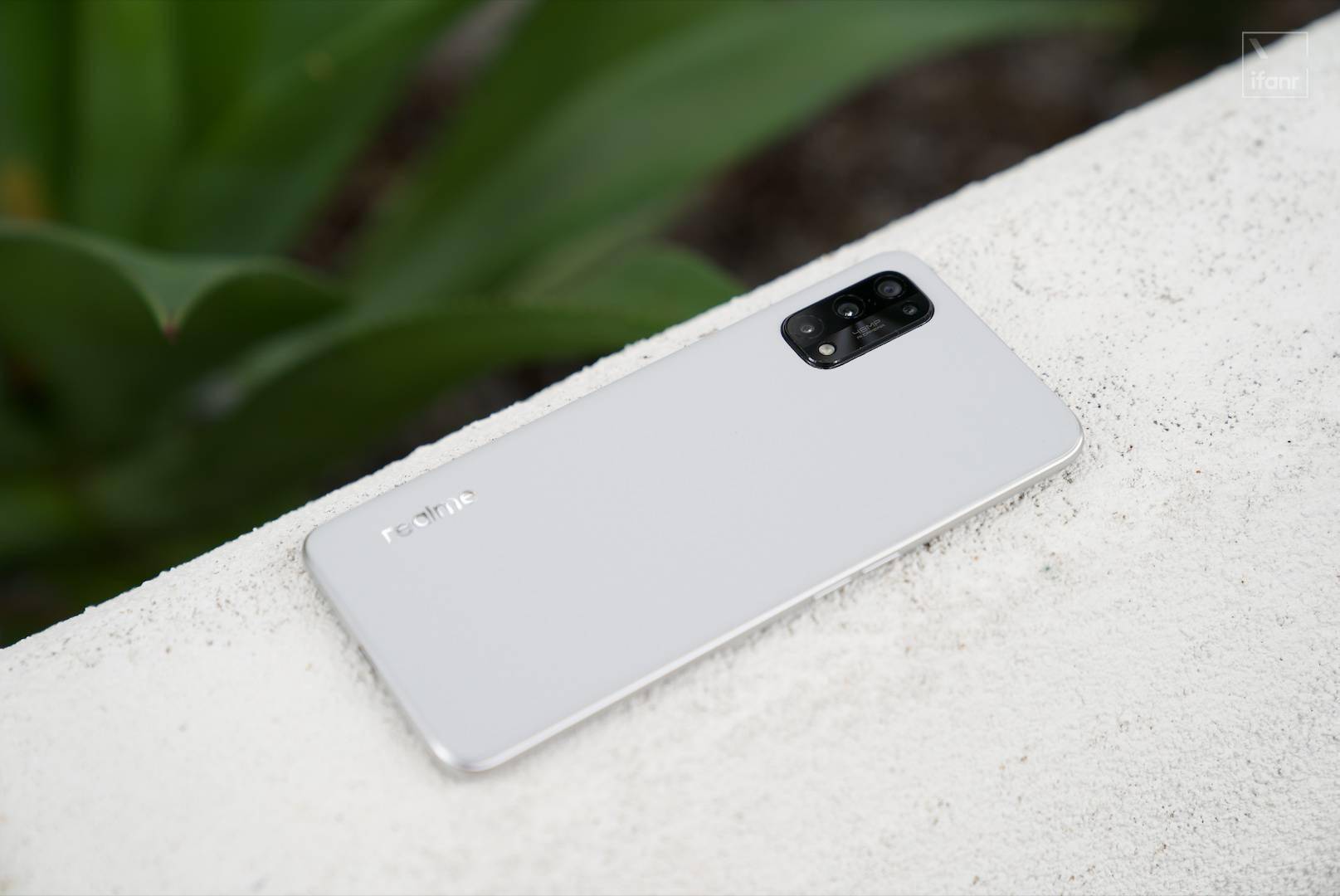 realme真我q2pro图赏谁说千元机不能拥有65w快充和素皮