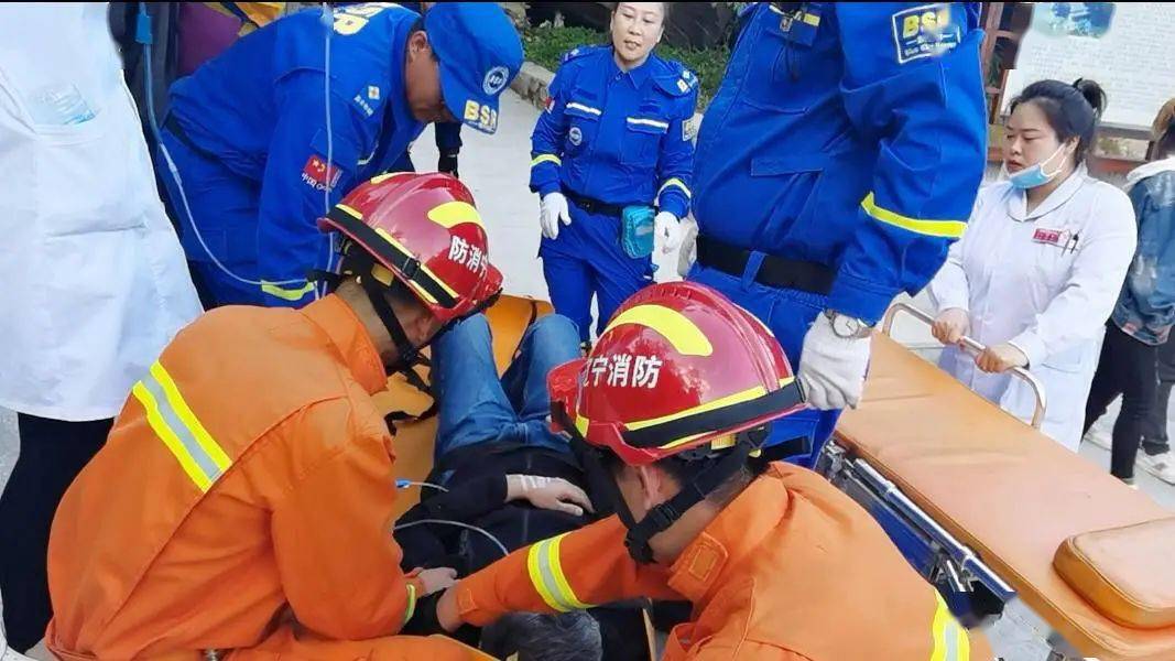 "橙色小队"抬出高山生命通道_救援