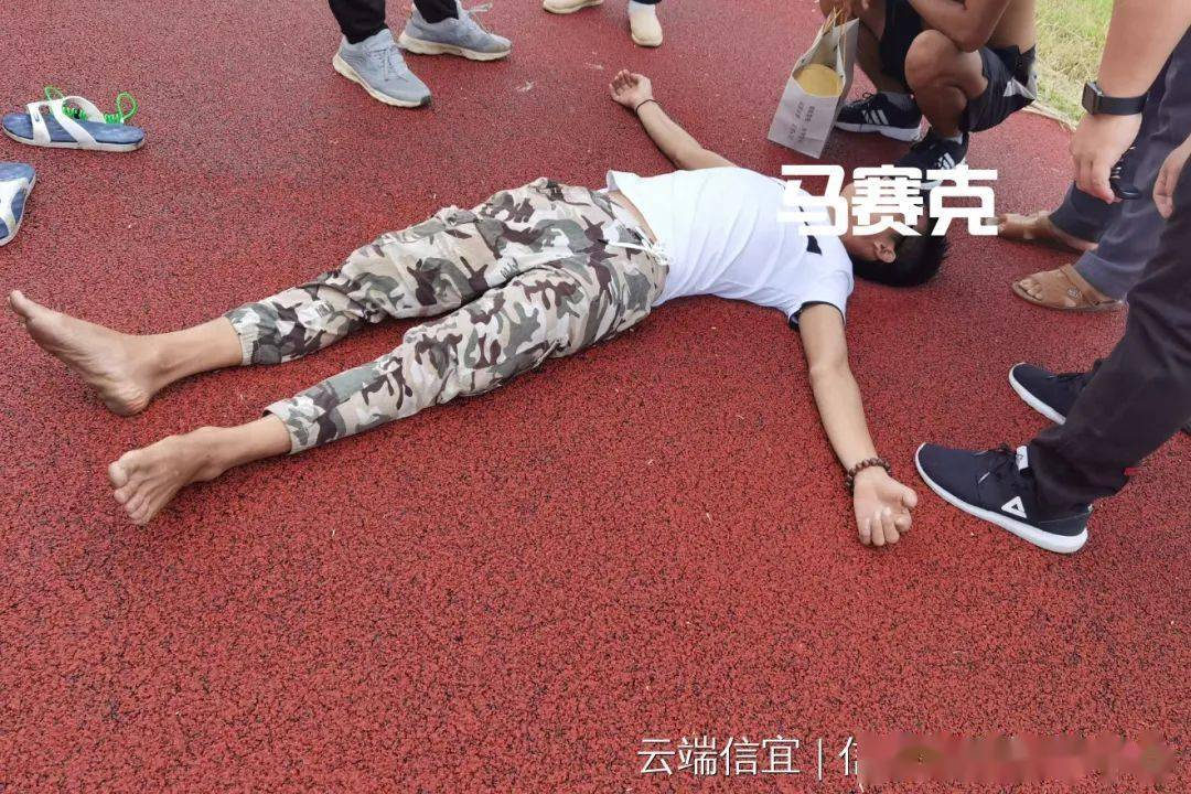 信宜一年轻男子在体育馆运动场突然倒地