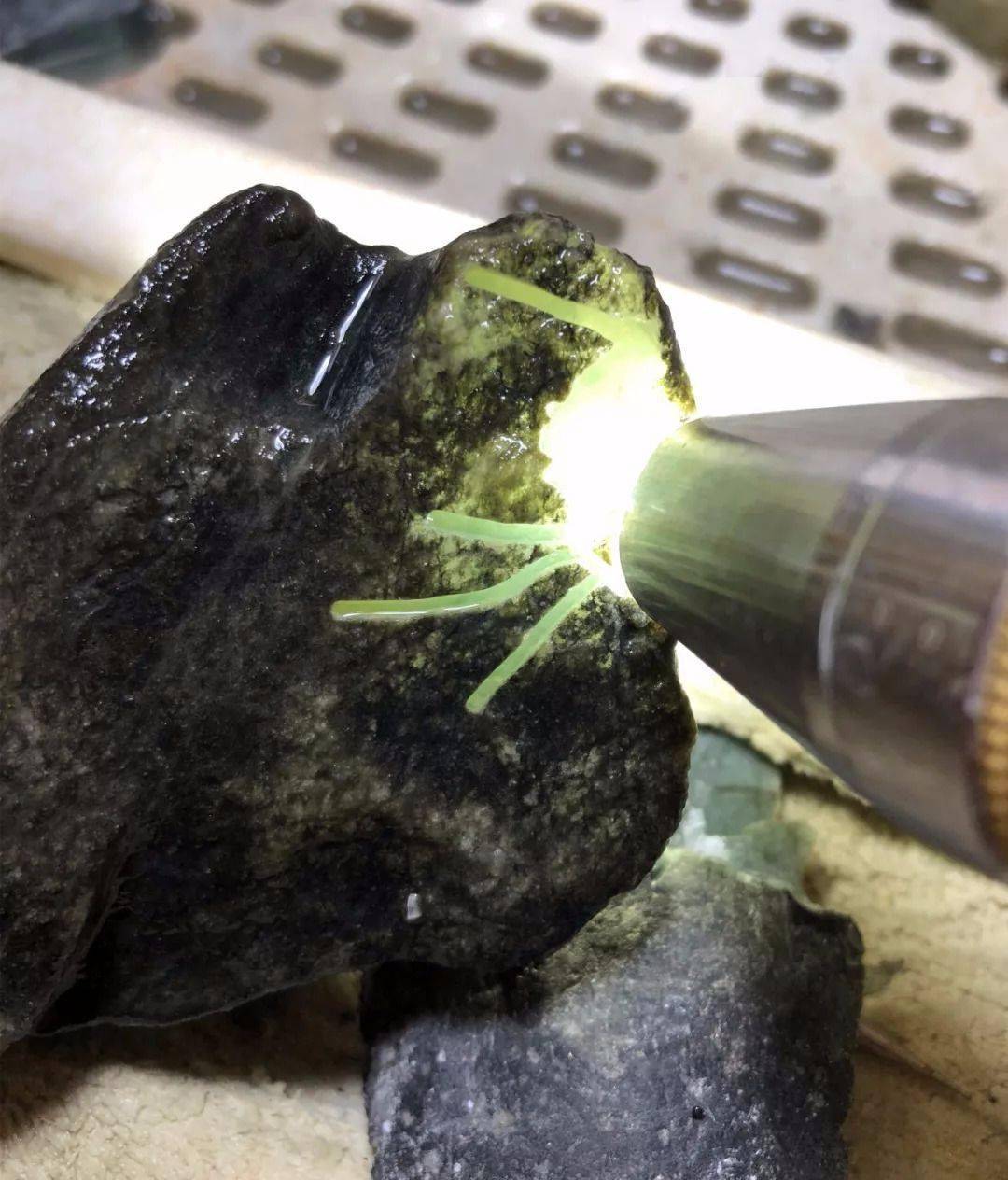 朋友3500转手出去的一块翡翠玉石没想到开出冰飘花后悔已晚