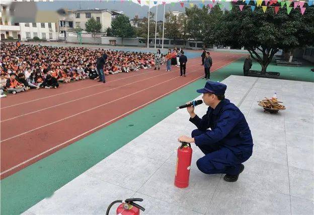 黎平消防应邀到黎平县第二中学开展消防安全培训演练