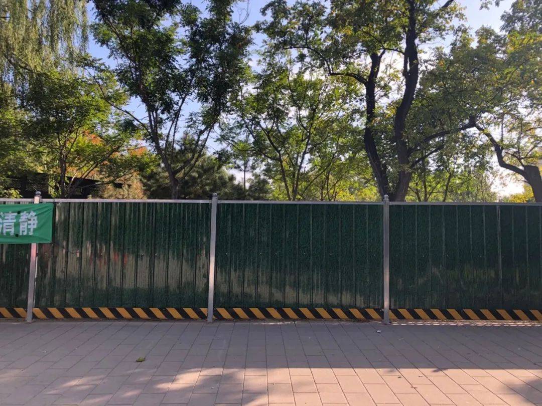 公园河边竖起铁皮围挡市民看风景别扭