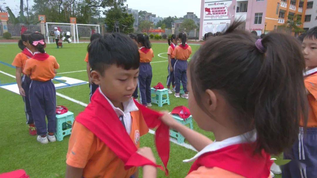 争做新时代好队员桂平凤凰小学少先队新队员分批入队仪式