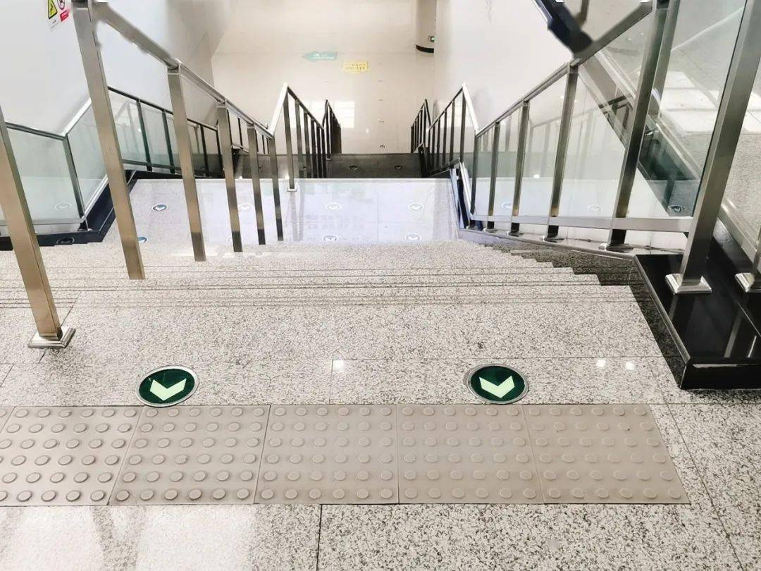 无障碍电梯等处也设有盲文,可帮助盲人乘客直接识别车站设施用途