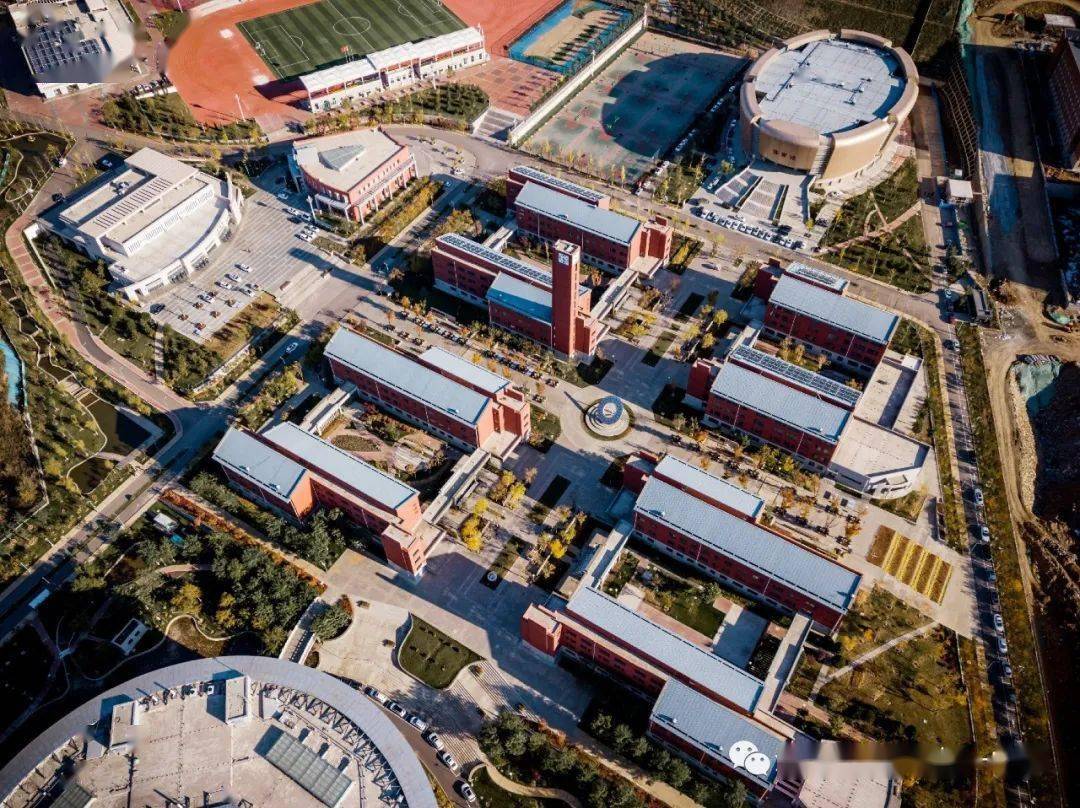 一叶落而知天下秋,请君共看滦平一中校园里最美的秋!