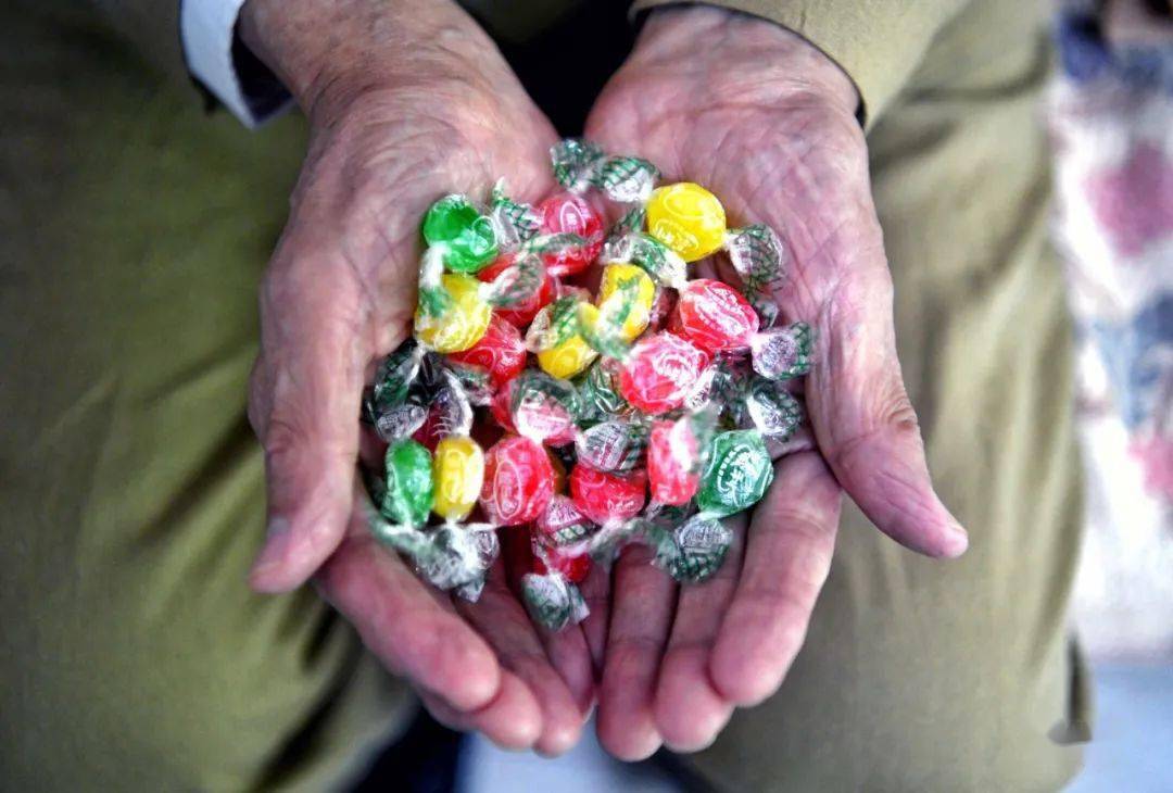 他四次参加国庆大典,勋章无数,却忘不了朝鲜战场上的一袋水果糖_手机