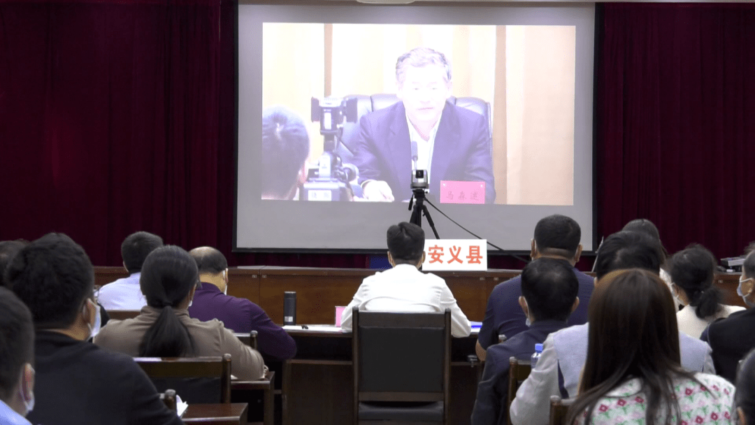 县委书记彭开先及县领导周荣卿,夏淼珍在安义分会场收听收看
