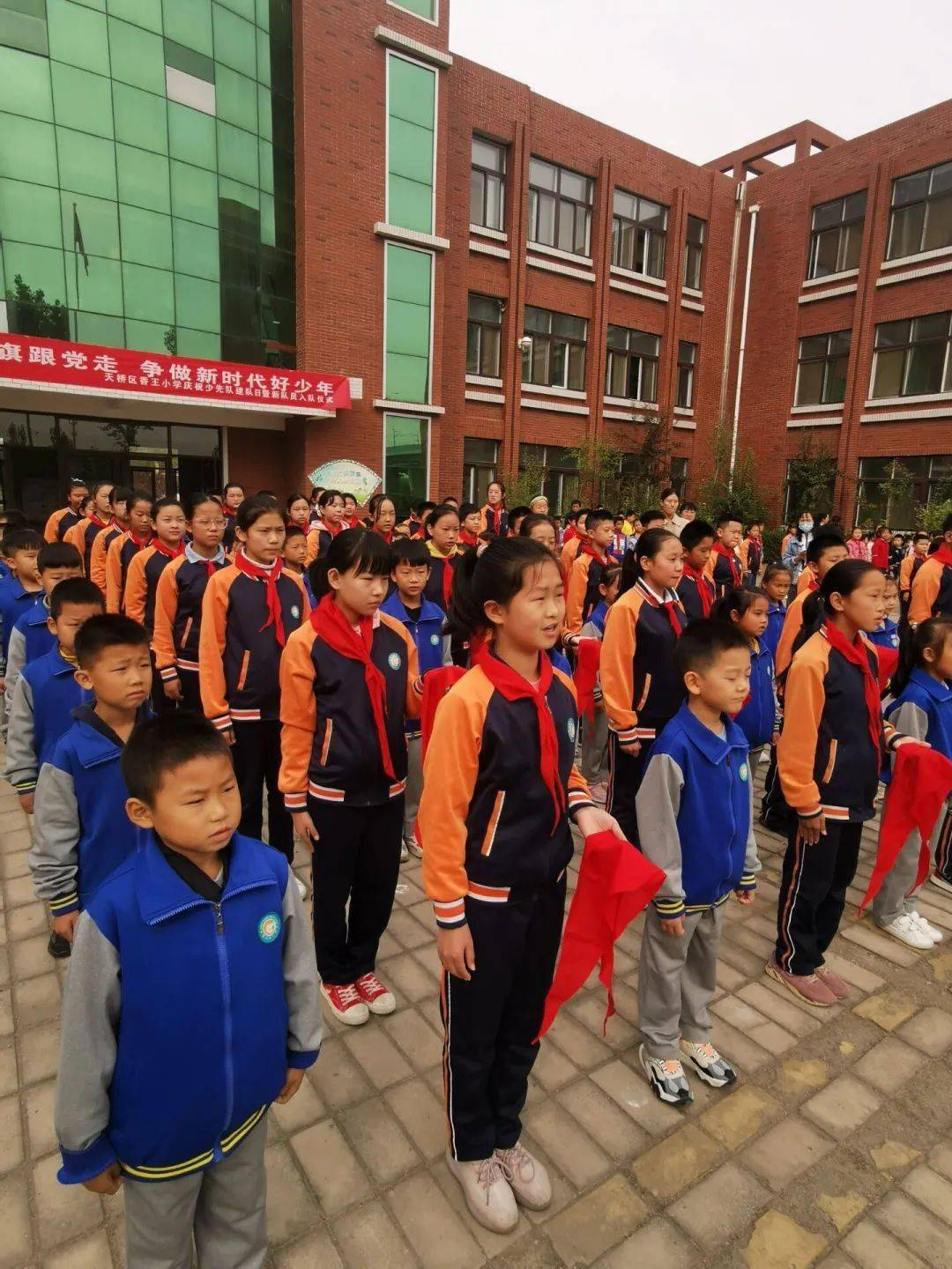 争做新时代好少年济南市天桥区香王小学开展庆祝少先队建队日暨新生