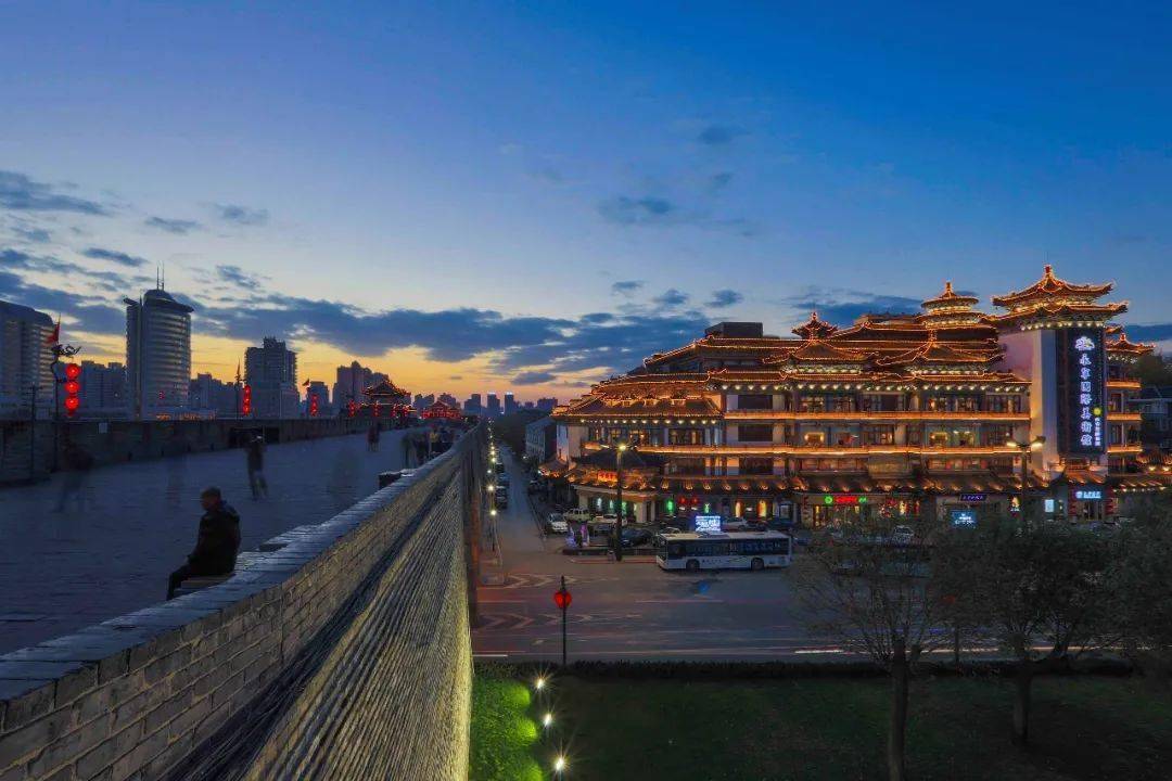 顺城巷坐标在碑林区的南门,从字面上来看就是城墙内侧顺墙而成的街巷