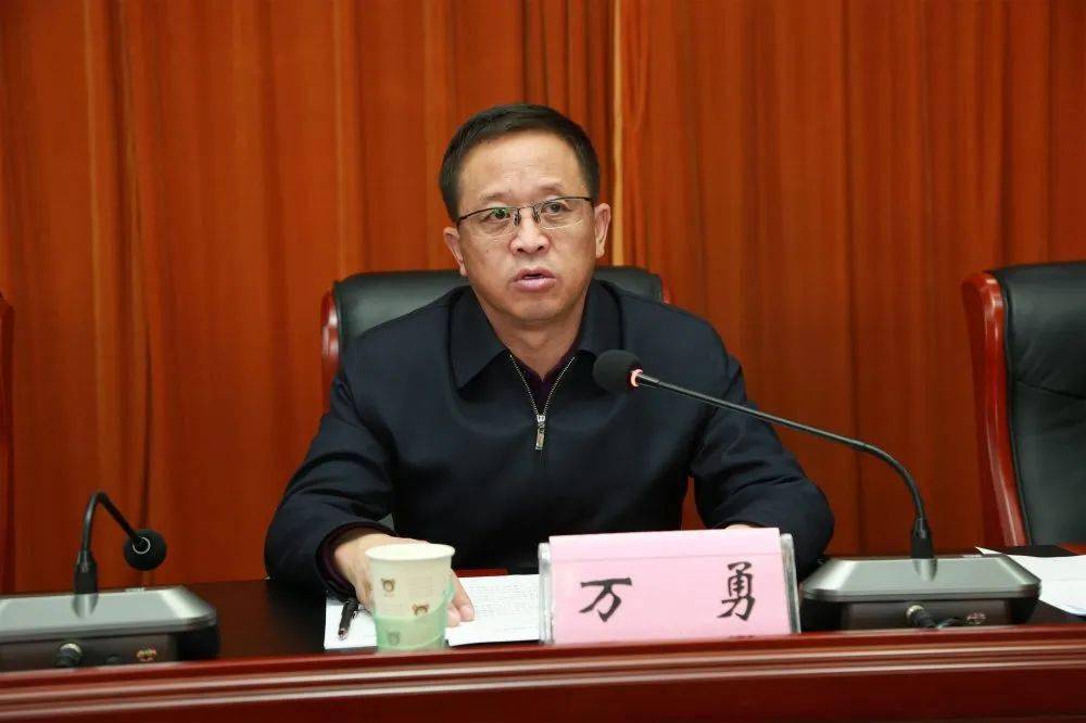 区扶贫办主任高登科点评汇报工作,并传达了省市脱贫攻坚相关会议最新