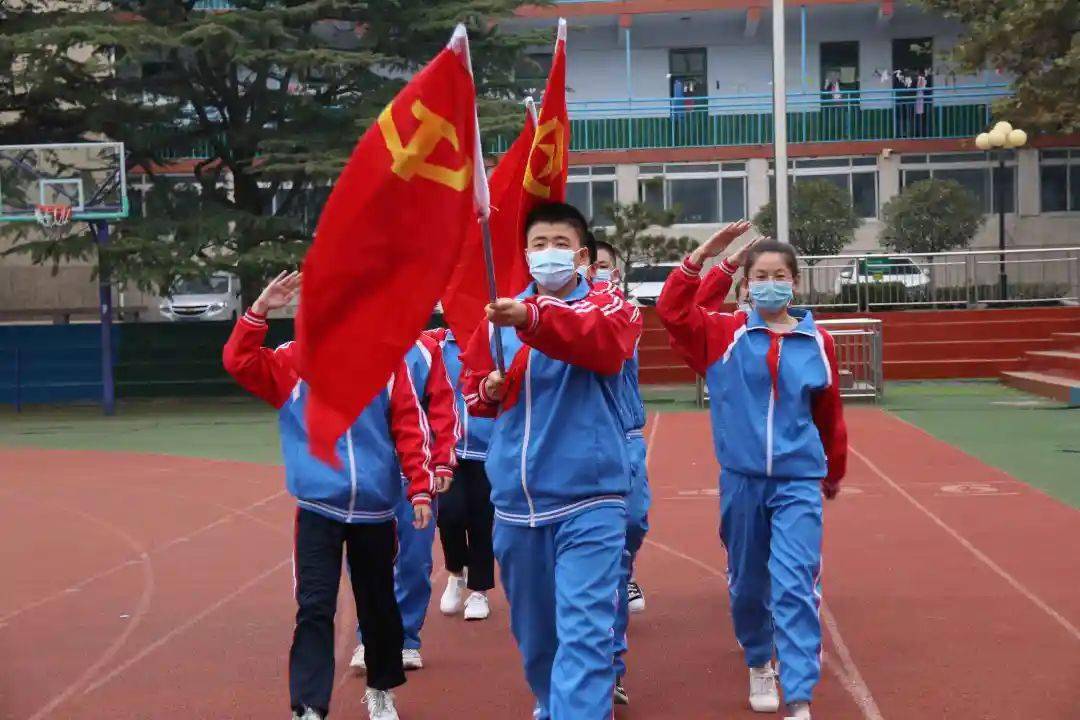 向国旗敬礼泰安英雄山双语学校红领巾心向党争做新时代好队员