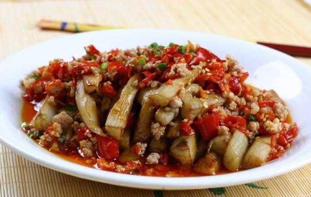 一锅蒸的剁椒菜,做法无比简单,看到就饿了
