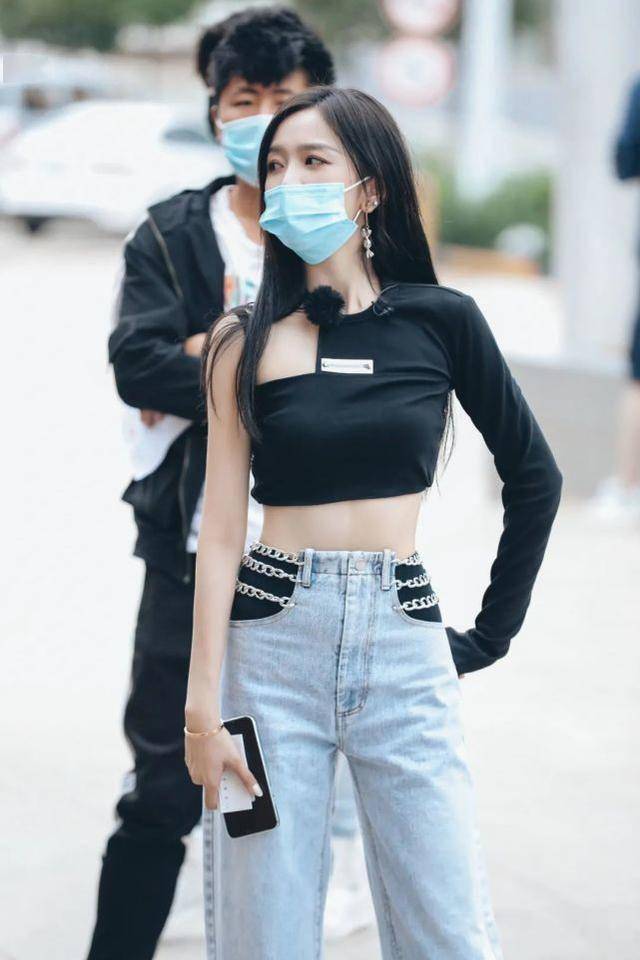 宋轶穿公主裙出席活动挖个洞露蚂蚁腰造型满满小心机