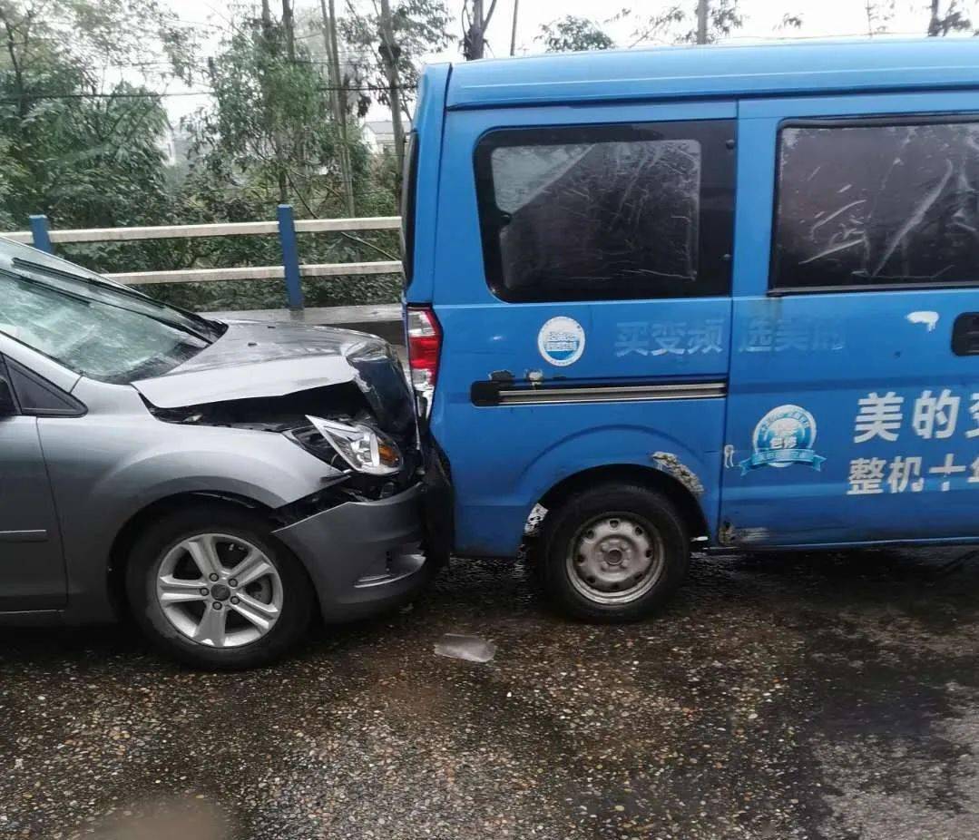 雨天路滑,武胜白坪发生一起车祸,三车连环撞在一堆