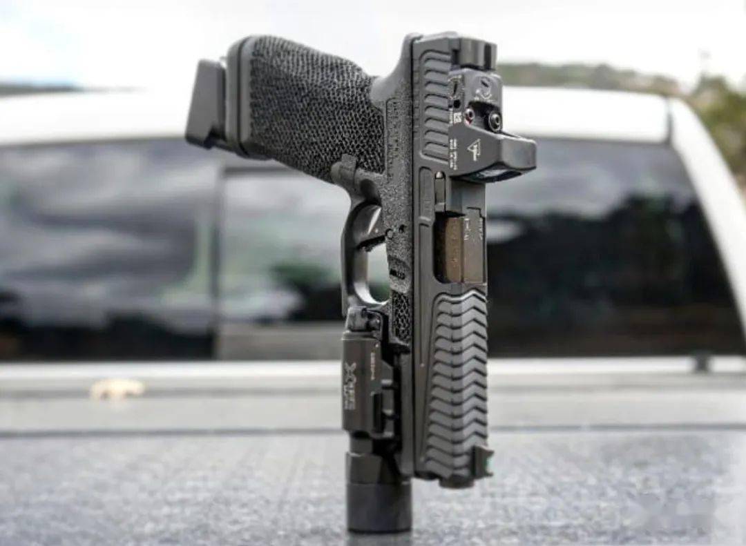 极致美学使用statement防御公司滑套拼装的格洛克手枪美图