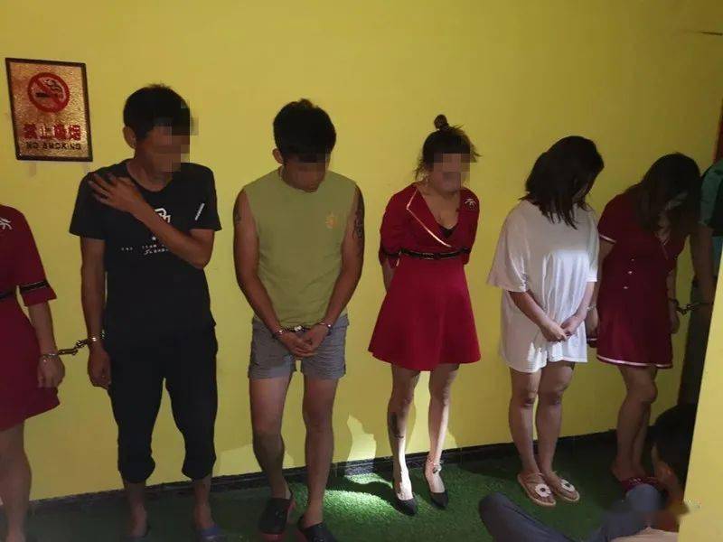 不堪入目!广西两地警方捣"淫窝",数十名男女被带走