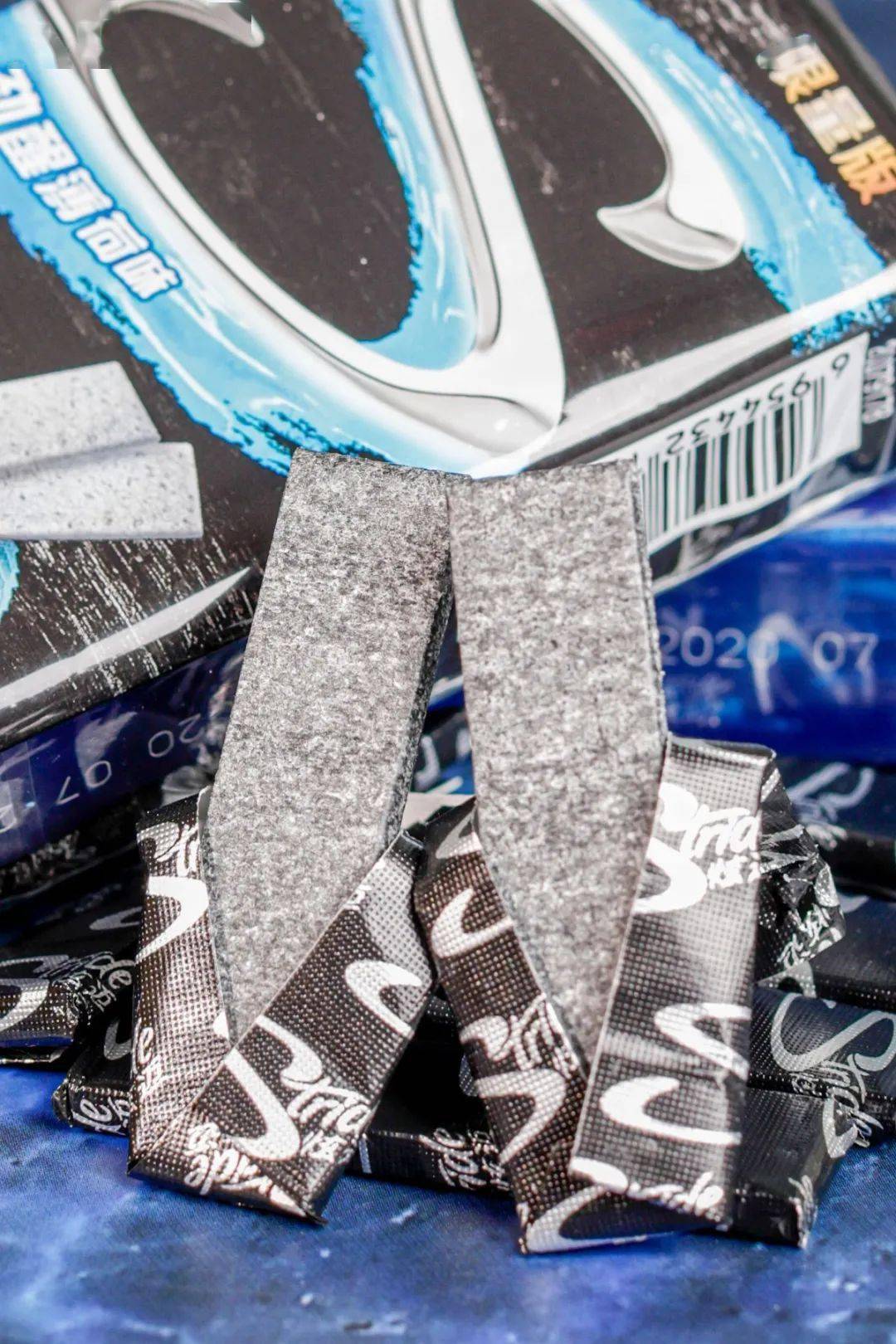 炫迈炭黑黑口香糖来袭!由内而外包装统统都是清一色的黑色!