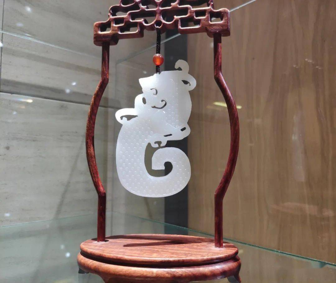 的哦汉风元素 现代科技会场西门大厅则是"石说历史"场景一面展示汉