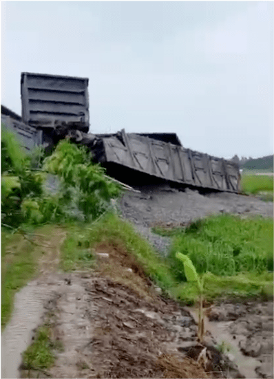 的强降雨影响,一辆货运列车在经过湛江市麻章区黎湛铁路洋水岭路段时