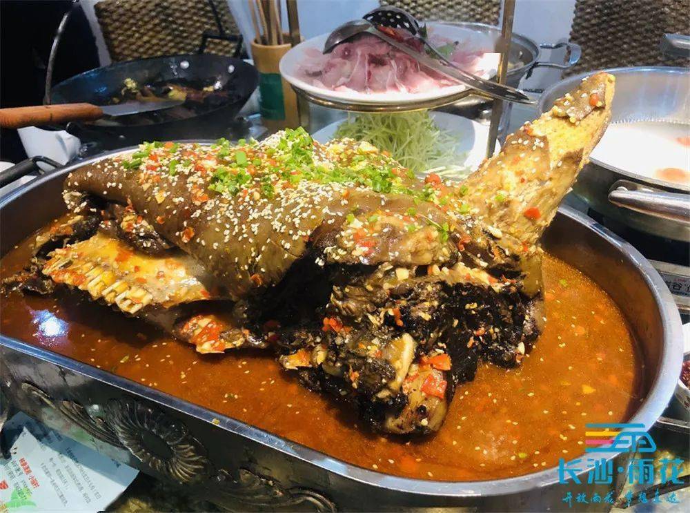 用山泉水泡茶,煮饭,炒菜,这家民族特色餐厅的"牛头宴"更是一绝