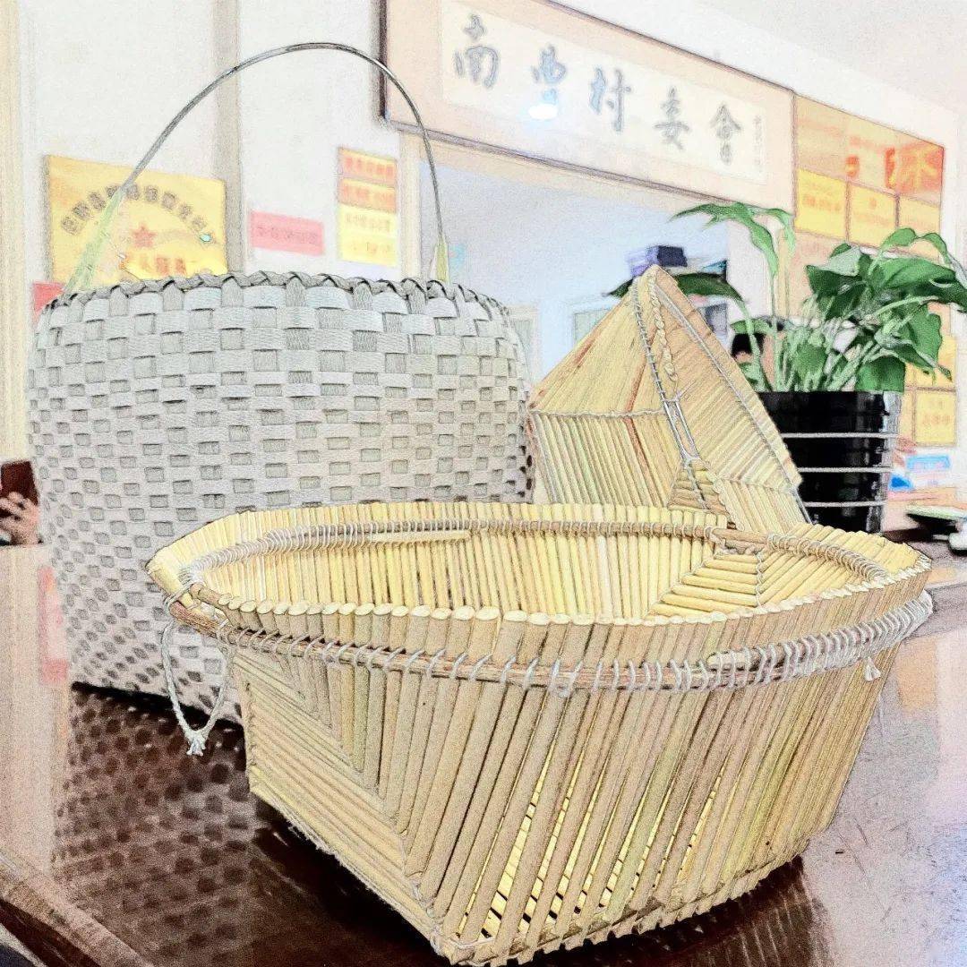 艺术性,出得厅堂入得厨房,既可以盛放馒头,饺子进入烟火气的灶前桌上