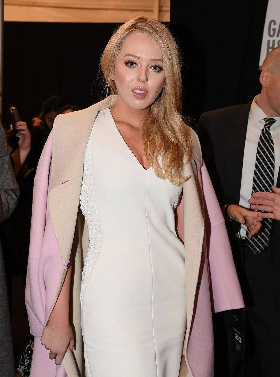 看呆川普女儿穿深v露背泳衣海滩狂欢身边猛男围绕她却像个大妈