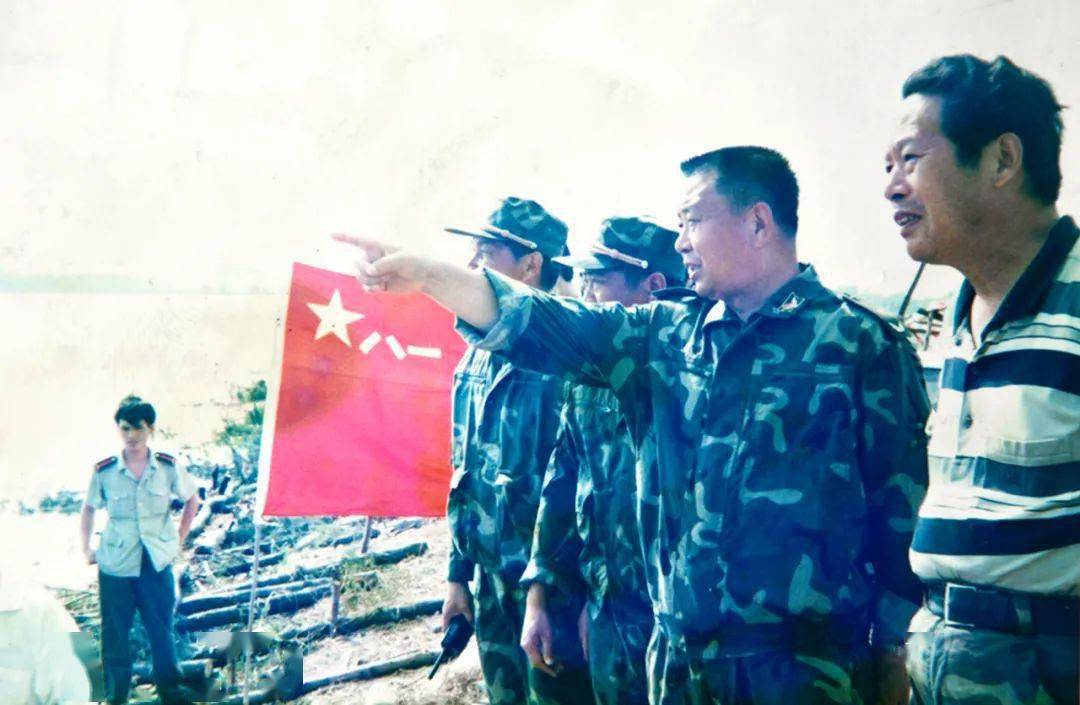 1998年抗洪抢险△东荆河抗洪,部队官兵组成人墙防浪护堤△东荆河