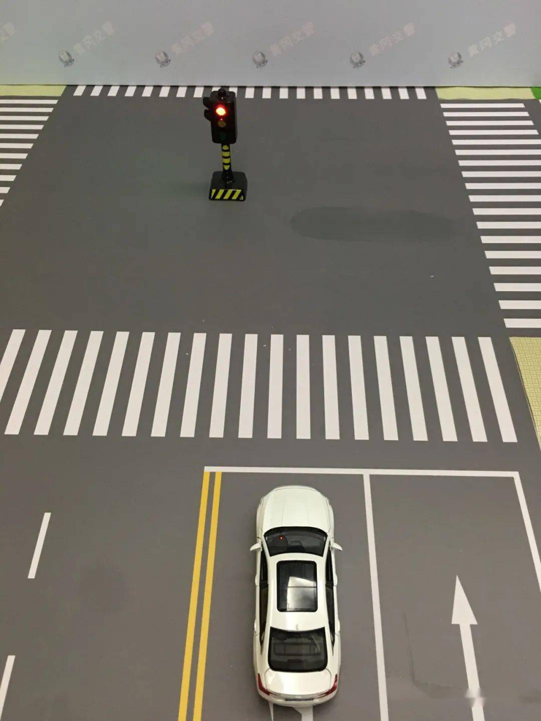 2,能反映机动车已越过停止线的图片,并能清晰辨别车辆类型,交通信号灯