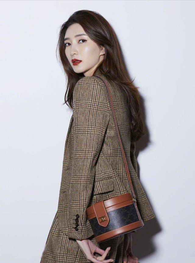 江疏影越来越有质感穿经典格子西装显成熟更显气质和霸气