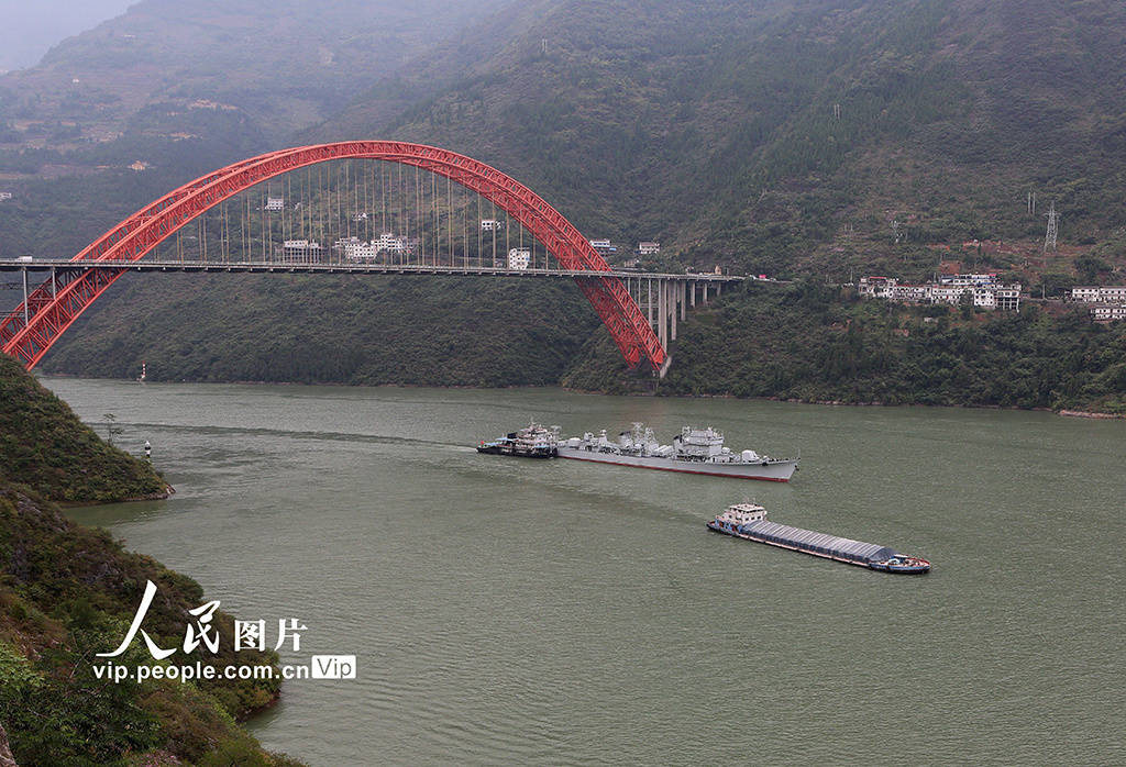 緩緩駛入巫峽口巫山長江大橋,正式進入重慶市的