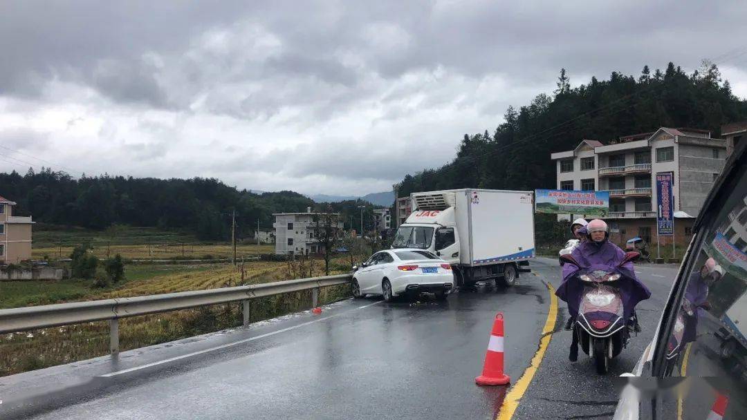 隆回金六公路七江段发生一起车祸,两车相撞