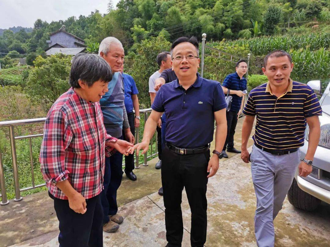 宜昌市委常委,秘书长,时任宜都市委书记罗联峰(左三)到我乡栗树垴村