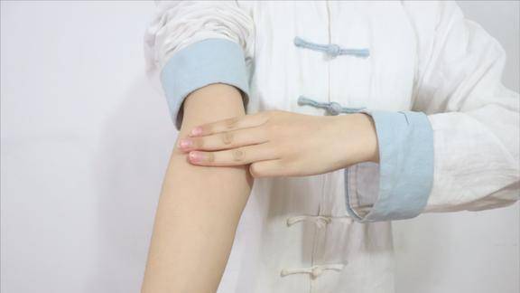 人体3个藏湿窝每天拍打100下祛湿排毒刺激淋巴循环旺