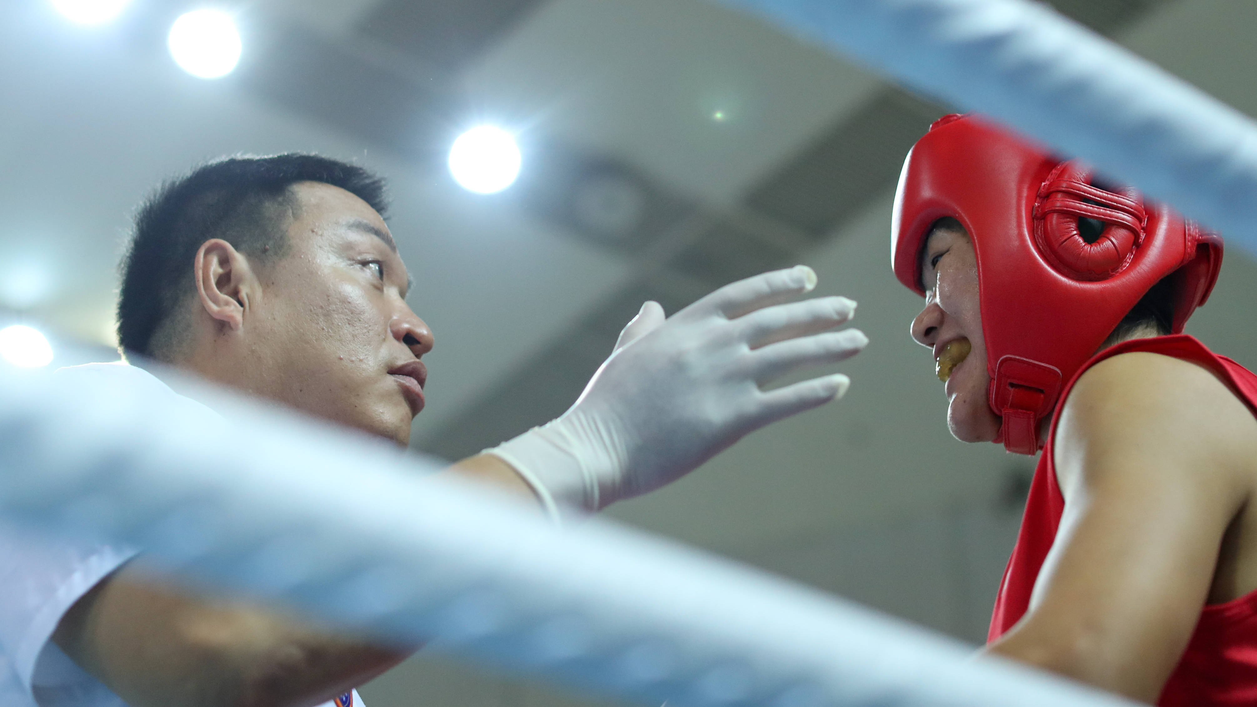 10月19日,裁判在比赛前检查陕西队选手谷红(右)的护具佩戴情况.