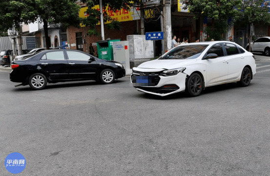 平南周屋市场往兴平路方向两小车相撞