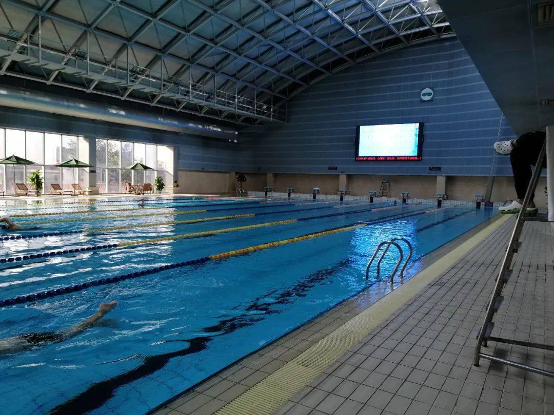 培训场地位于大兴区亦庄锦江富源大酒店3层游泳馆,50米国标泳池,环境