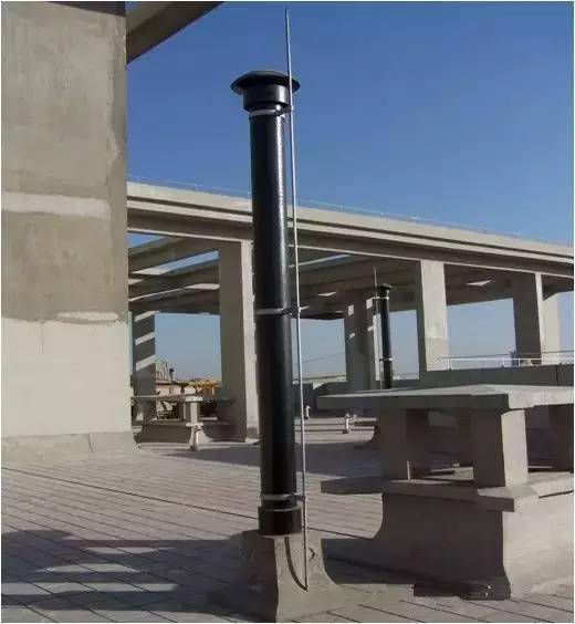 17,避雷线必须调直后方可进行敷设,弯曲处不应小于90°并不得弯成死角