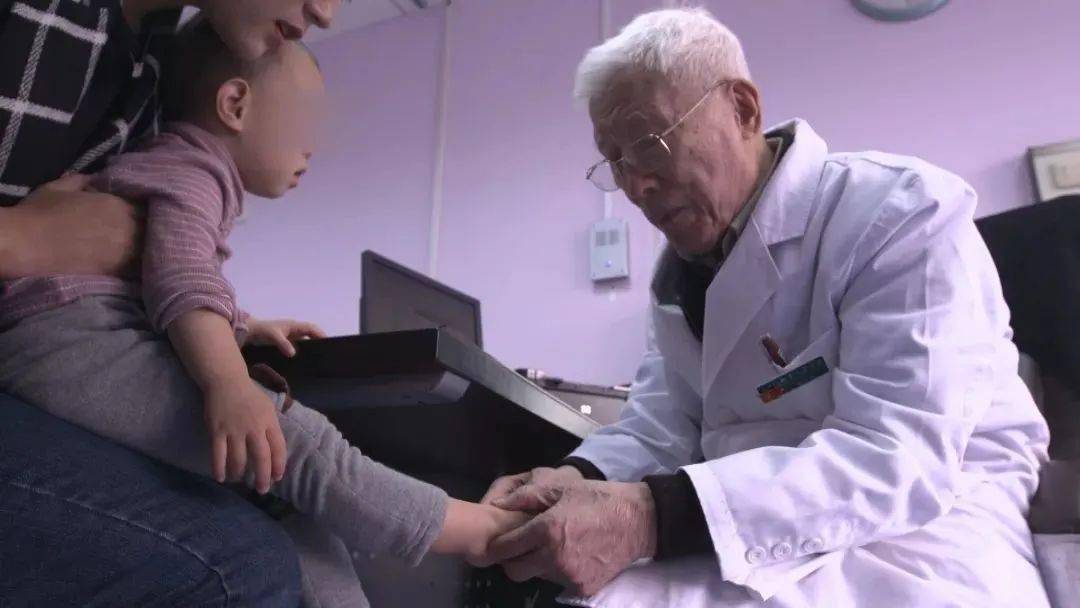 [机器人频道|封神榜]小儿骨科泰斗潘少川:90岁依旧开门诊,是他让无数