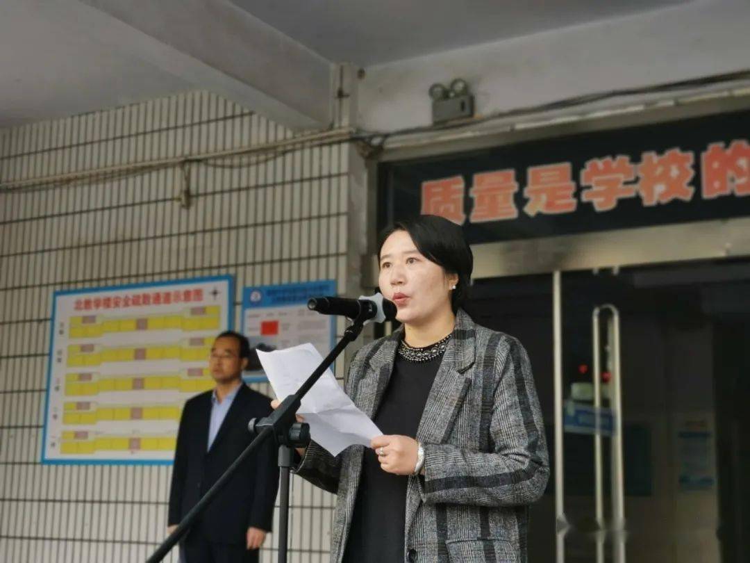 优秀教师代表刘利丽发言尊敬的各位领导,老师,亲爱的同学们:大家好!