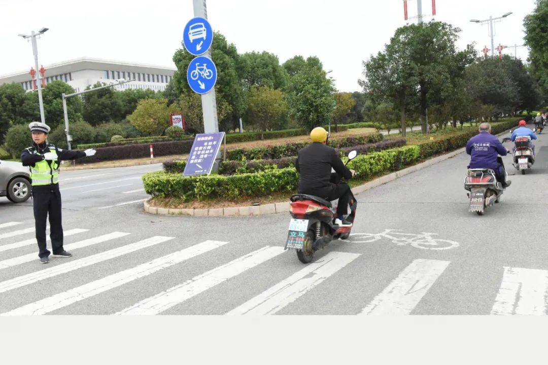 鹰潭试行电动车摩托车过街新模式