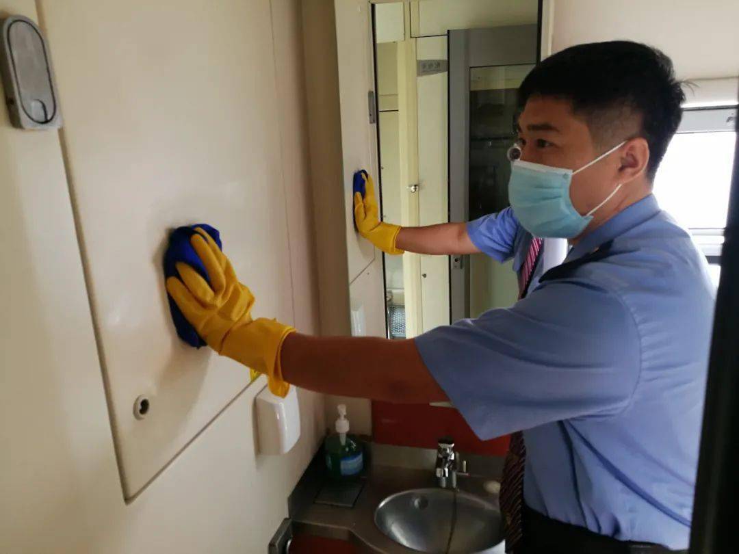乘务人员正在对洗面间,软卧地面,暖瓶进行清洁,确保列车达到始发出库