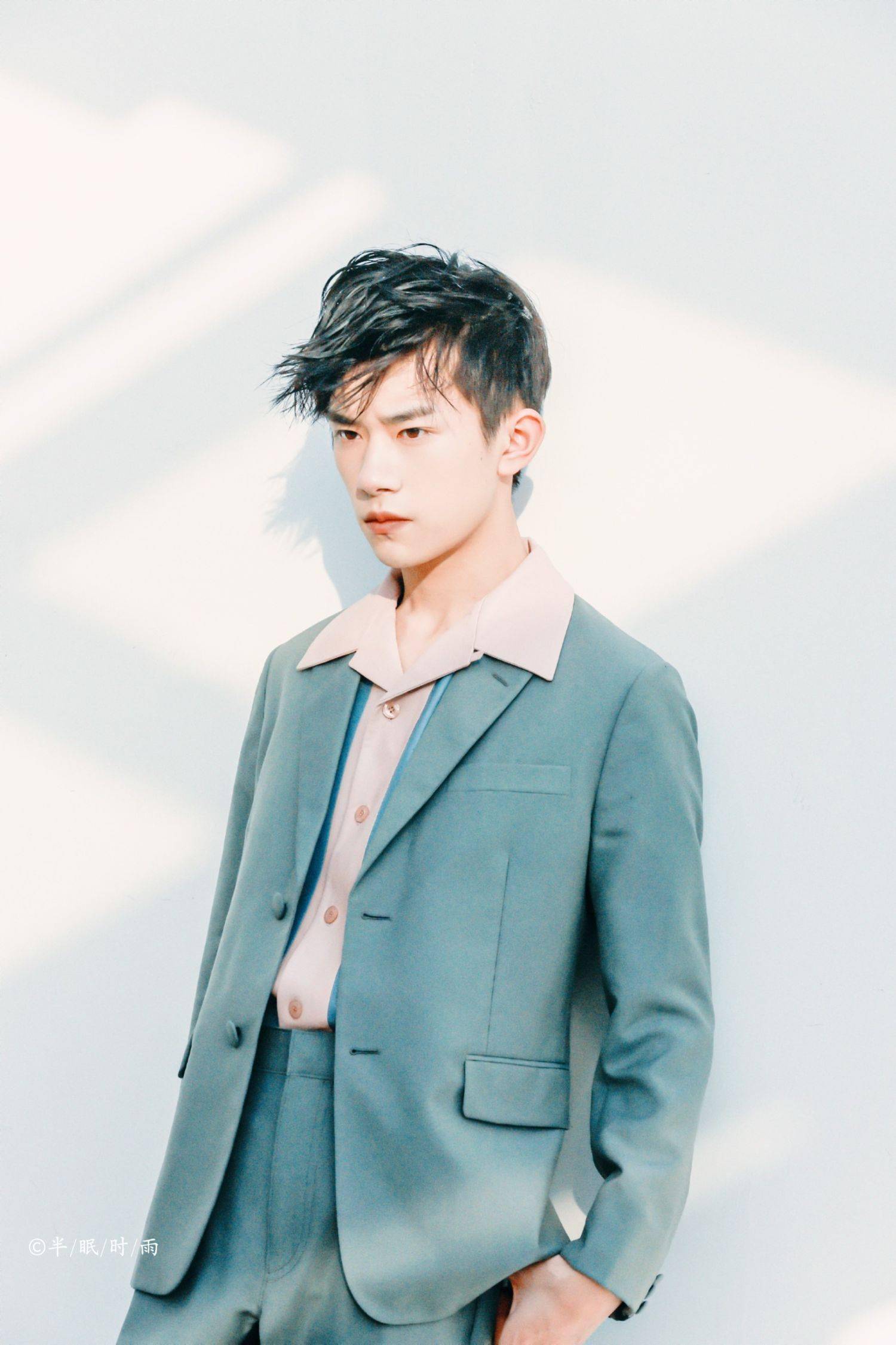 易烊千玺清爽帅照来袭 夏天的风吹来少年感