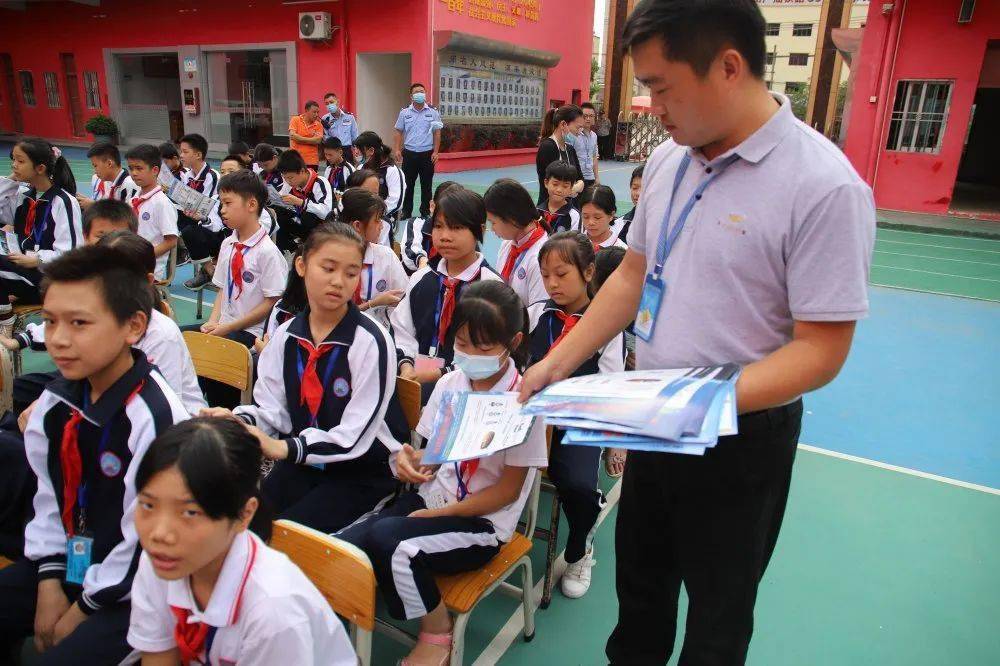 "一盔一带·安全护航"系列之《看不见的危险》文明交通宣传志愿服务活