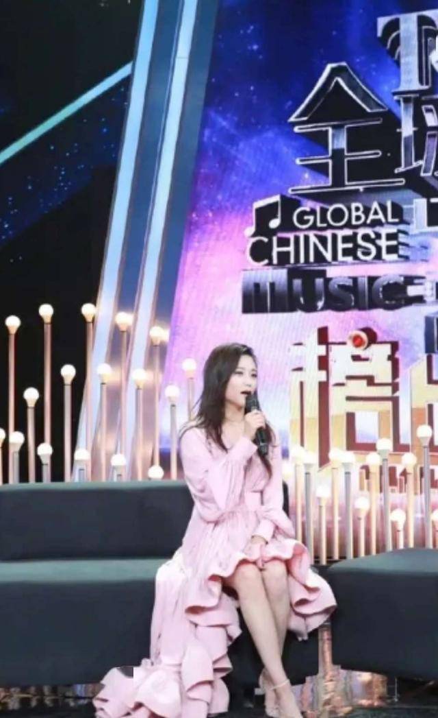 玖月奇迹王小玮亮相央视舞台穿粉连衣裙好惊艳身材匀称可真棒