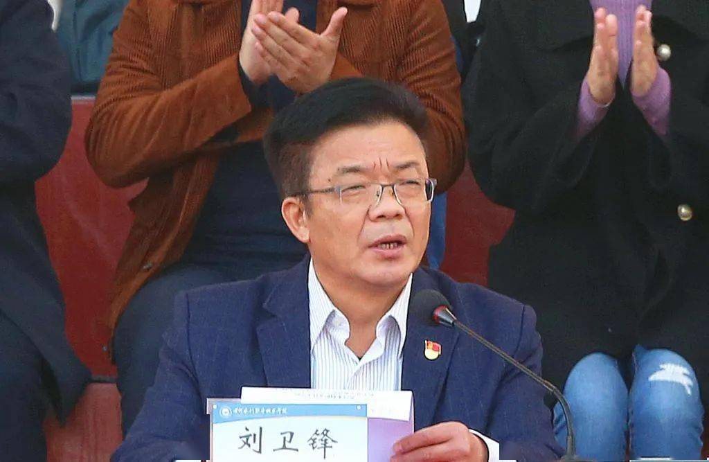 学子校党委书记周保平向军训团首长授旗新生开学典礼暨军训动员会现场